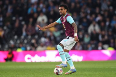 Burnley 'den Lucas Pires, 8 Nisan 2025' te İngiltere 'de Pride Park Stadyumu' nda oynanan Derby County - Burnley maçında topu kontrol ediyor.