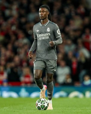 Real Madrid 'den Eduardo Camavinga, UEFA Şampiyonlar Ligi çeyrek final maçında topla koşuyor. Arsenal, Real Madrid' e karşı Emirates Stadyumu, Londra, İngiltere, 8 Nisan 2025