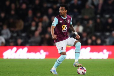 Burnley 'den Lucas Pires, 8 Nisan 2025' te İngiltere 'nin Derby şehrindeki Pride Park Stadyumu' nda oynanan Derby County-Burnley maçında maç yapıyor.