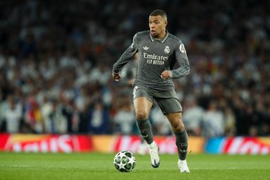 Real Madrid 'den Kylian Mbapp, UEFA Şampiyonlar Ligi çeyrek final maçı Arsenal' in Real Madrid 'e karşı Emirates Stadyumu, Londra, Birleşik Krallık' ta 8 Nisan 2025 'de oynanan karşılaşmasında topu kırdı.