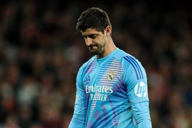 Real Madrid 'den Thibaut Courtois, UEFA Şampiyonlar Ligi çeyrek final maçında üzgün görünüyor. Arsenal, Real Madrid' e karşı Emirates Stadyumu, Londra, Birleşik Krallık, 8 Nisan 2025