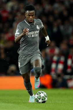 Real Madrid 'den Vincius Jnior, UEFA Şampiyonlar Ligi çeyrek final maçında topla koşuyor. Arsenal, Real Madrid' e karşı Emirates Stadyumu, Londra, Birleşik Krallık, 8 Nisan 2025