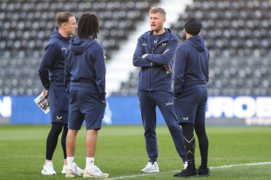 Burnley oyuncuları, 8 Nisan 2025 tarihinde İngiltere 'nin Derby şehrindeki Pride Park Stadyumu' nda oynanan Derby County - Burnley maçı öncesinde geldiler.