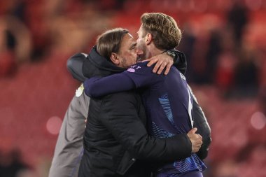 Leeds United takımının teknik direktörü Daniel Farke, Sky Bet Şampiyonası maçından sonra Middlesbrough - Leeds United maçında Leeds United takımının Joe Rodon 'ı kucaklıyor.
