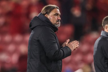 Leeds United takımının teknik direktörü Daniel Farke, 8 Nisan 2025 'te Middlesbrough-Leeds United Riverside Stadyumu' nda oynanan Sky Bet Şampiyonası maçından sonra taraftarları alkışlıyor.