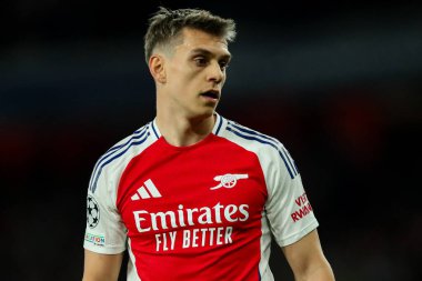 Arsenal 'den Leandro Trossard, UEFA Şampiyonlar Ligi çeyrek final maçı sırasında Emirates Stadyumu' nda Arsenal-Real Madrid maçına bakıyor.