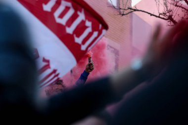 Arsenal taraftarları UEFA Şampiyonlar Ligi çeyrek final maçı öncesinde Emirates Stadyumu 'na yürüdüler. Arsenal, Real Madrid' e karşı Emirates Stadyumu 'nda, 8 Nisan 2025