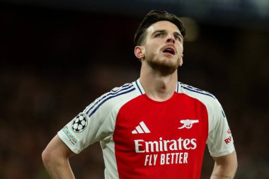 Arsenal 'den Declan Rice, UEFA Şampiyonlar Ligi çeyrek final maçı sırasında Emirates Stadyumu' nda Arsenal 'e karşı Real Madrid maçını izliyor.
