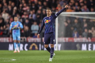 Leeds United takımından Ethan Ampadu, 8 Nisan 2025 'te Middlesbrough-Leeds Stadyumu' nda oynanan Sky Bet Şampiyonası maçında takım talimatlarını veriyor.