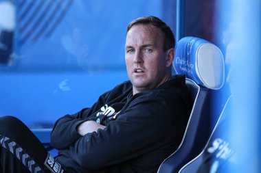 Wycombe Wanderers 'ın menajeri Mike Dodds, 8 Nisan 2025' te John Smith Stadyumu 'nda Huddersfield Town ile Wycombe Wanderers arasındaki Sky Bet 1 maçı öncesinde stadyuma geldi.