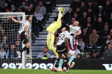 Burnley 'den James Trafford, 8 Nisan 2025' te İngiltere 'nin Pride Park Stadyumu' nda oynanan Derby County - Burnley maçında yüksek topu yakaladı.