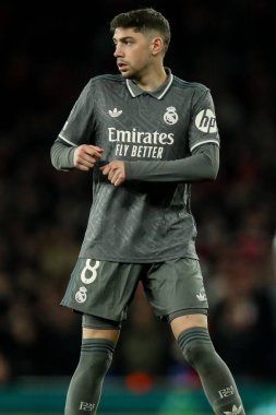 Real Madrid 'den Federico Valverde, UEFA Şampiyonlar Ligi çeyrek final maçı sırasında Emirates Stadyumu' nda Arsenal 'e karşı Real Madrid maçını izliyor.
