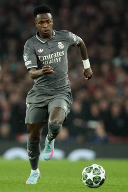 Real Madrid 'den Vincius Jnior, UEFA Şampiyonlar Ligi çeyrek final maçında topla koşuyor. Arsenal, Real Madrid' e karşı Emirates Stadyumu, Londra, Birleşik Krallık, 8 Nisan 2025