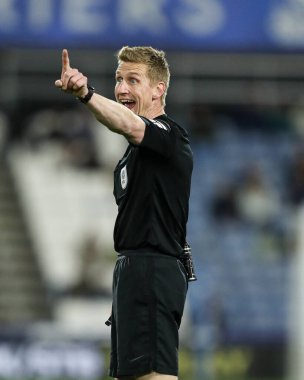 Maç resmî Scott Oldham, 8 Nisan 2025 'te John Smith Stadyumu' nda Huddersfield Town 'a karşı Wycombe Wanderers maçında.