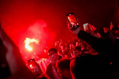 Arsenal taraftarları UEFA Şampiyonlar Ligi çeyrek final maçı öncesinde Emirates Stadyumu 'na yürüdüler. Arsenal, Real Madrid' e karşı Emirates Stadyumu 'nda, 8 Nisan 2025