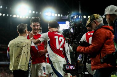 Arsenal 'den Declan Rice, UEFA Şampiyonlar Ligi çeyrek final maçında takım arkadaşları ile birlikte, 8 Nisan 2025' te Emirates Stadyumu 'nda oynanan Real Madrid maçında golünü kutluyor.