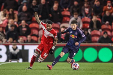 Middlesbrough 'dan Delano Burgzorg ve Leeds United takımından Brenden Aaronson, Middlesbrough - Riverside Stadyumu, Middlesbrough, Birleşik Krallık, 8 Nisan 2025' de oynanan Sky Bet Şampiyonası karşılaşmasında top için mücadele ediyorlar.