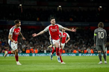 Arsenal 'den Declan Rice, UEFA Şampiyonlar Ligi çeyrek final maçı Arsenal' in Real Madrid 'e karşı Emirates Stadyumu, Londra, İngiltere' de 8 Nisan 2025 'te oynanan karşılaşma maçında 1-0' lık galibiyet golünü kutluyor.