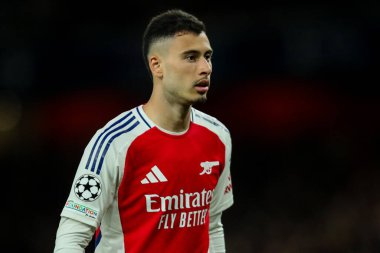 Arsenal 'den Gabriel Martinelli, UEFA Şampiyonlar Ligi çeyrek final maçı sırasında Emirates Stadyumu' nda Arsenal 'e karşı Real Madrid maçını izliyor.