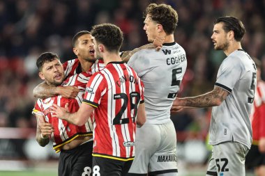 Sheffield United 'dan Callum O' Hare ile Millwall 'dan Jake Cooper arasında Bramall Lane, Sheffield, İngiltere' de 8 Nisan 2025 'te oynanan Gökyüzü İddia Şampiyonası' nda Sheffield United ile Millwall arasındaki gerginlik alevlendi.