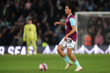 Burnley 'den Hannibal Mejbri, 8 Nisan 2025' te İngiltere 'nin Pride Park Stadyumu' nda oynanan Derby County-Burnley maçında topla birlikte ilerliyor.
