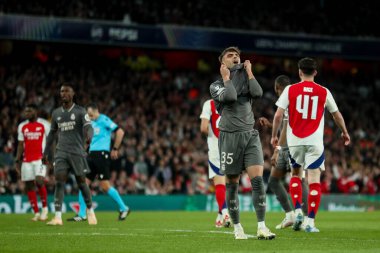 Real Madrid 'den Ral Asencio, UEFA Şampiyonlar Ligi çeyrek final maçında, 8 Nisan 2025' te Emirates Stadyumu 'nda Arsenal ve Real Madrid maçında tepki gösterdi.