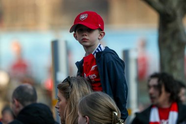 Arsenal taraftarları UEFA Şampiyonlar Ligi çeyrek final maçı öncesinde Emirates Stadyumu 'na geldiler. Arsenal, Real Madrid' e karşı Emirates Stadyumu, Londra, Birleşik Krallık, 8 Nisan 2025