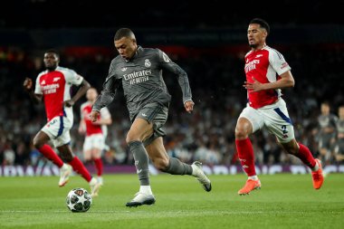 Real Madrid 'den Kylian Mbapp, UEFA Şampiyonlar Ligi çeyrek final maçı Arsenal' in Real Madrid 'e karşı Emirates Stadyumu, Londra, Birleşik Krallık' ta 8 Nisan 2025 'de oynanan karşılaşmasında topu kırdı.