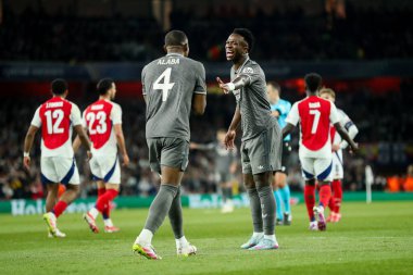 Real Madrid 'den Vincius Jnior, UEFA Şampiyonlar Ligi çeyrek final maçında kaçırdığı bir şans sonrasında, 8 Nisan 2025' te Emirates Stadyumu 'nda Arsenal' in Real Madrid 'e karşı oynadığı karşılaşmada tepki gösterdi.