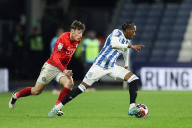 Huddersfield Town 'dan Mickel Miller, 8 Nisan 2025' te John Smith Stadyumu 'nda Huddersfield Town ile Wycombe Wanderers arasındaki Sky Bet 1 maçında adamının yanından geçiyor.