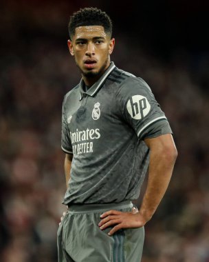 Real Madrid 'den Jude Bellingham, UEFA Şampiyonlar Ligi çeyrek final maçında Emirates Stadyumu' nda Arsenal 'e karşı Real Madrid maçını izliyor.