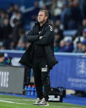 Mike Dodds, Wycombe Wanderers 'ın Sky Bet Ligi 1 maçındaki teknik direktörü Huddersfield Town, Wycombe Wanderers' a karşı John Smith Stadyumu, Huddersfield, İngiltere, 8 Nisan 2025