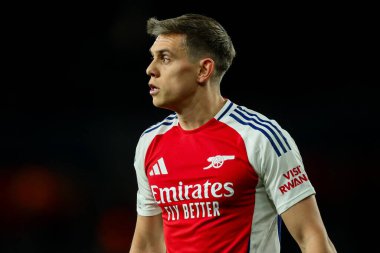 Arsenal 'den Leandro Trossard, UEFA Şampiyonlar Ligi çeyrek final maçı sırasında Emirates Stadyumu' nda Arsenal-Real Madrid maçına bakıyor.