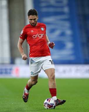 Wycombe Wanderers takımından Luke Leahy, 8 Nisan 2025 'te John Smith Stadyumu' nda oynanan Huddersfield Town-Wycombe Wanderers maçında topu ayaklarının dibine aldı.