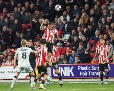 Sheffield United takımından Vinicius Souza, 8 Nisan 2025 'te Bramall Lane, Sheffield, İngiltere' de oynanan ve Sheffield United 'ın Millwall' a karşı oynadığı Gökyüzü İddia Şampiyonası maçında yüksek topu kazandı.