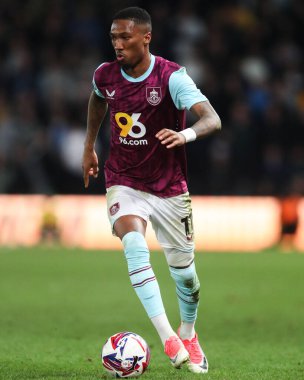 Burnley 'den Jaidon Anthony, 8 Nisan 2025' te İngiltere 'deki Pride Park Stadyumu' nda oynanan Derby County - Burnley maçında maç yapıyor.