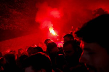 Arsenal taraftarları UEFA Şampiyonlar Ligi çeyrek final maçı öncesinde Emirates Stadyumu 'na yürüdüler. Arsenal, Real Madrid' e karşı Emirates Stadyumu 'nda, 8 Nisan 2025