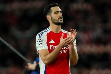 Arsenal 'den Mikel Merino, UEFA Şampiyonlar Ligi çeyrek final maçının ardından 8 Nisan 2025' te Emirates Stadyumu, Londra, İngiltere 'de oynanan Arsenal-Real Madrid maçının ardından takımların zaferinin ardından taraftarlarını kabul ediyor.