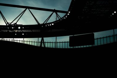 UEFA Şampiyonlar Ligi çeyrek final maçından önce Emirates Stadyumu 'nda güneş batıyor. Arsenal, Real Madrid' e karşı, 8 Nisan 2025 tarihinde, Londra, Emirates Stadyumu 'nda.