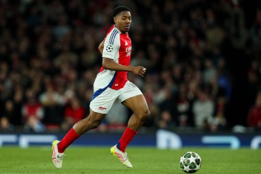 Arsenal 'den Myles Lewis-Skelly, UEFA Şampiyonlar Ligi çeyrek final maçında topla koşuyor. Arsenal, Real Madrid' e karşı Emirates Stadyumu, Londra, İngiltere, 8 Nisan 2025
