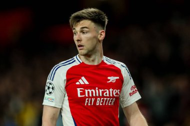 Arsenal 'den Kieran Tierney, UEFA Şampiyonlar Ligi çeyrek final maçı sırasında Emirates Stadyumu' nda Arsenal ve Real Madrid maçını izliyor.