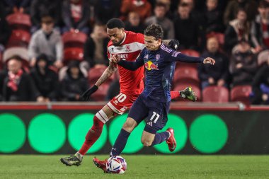 Middlesbrough 'dan Delano Burgzorg ve Leeds United takımından Brenden Aaronson, Middlesbrough - Riverside Stadyumu, Middlesbrough, Birleşik Krallık, 8 Nisan 2025' de oynanan Sky Bet Şampiyonası karşılaşmasında top için mücadele ediyorlar.