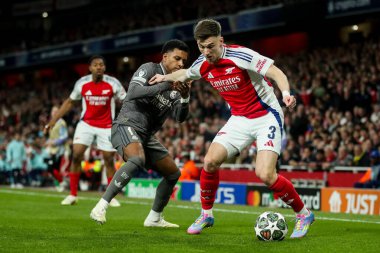 Real Madrid 'den Rodrygo, UEFA Şampiyonlar Ligi çeyrek final maçında Arsenal' e karşı Real Madrid, Londra, Birleşik Krallık, Emirates Stadyumu, 8 Nisan 2025 'de oynanan Arsenal maçında Arsenal' li Kieran Tierney ile top için mücadele ediyor.