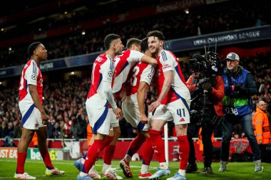 Arsenal 'den Mikel Merino, UEFA Şampiyonlar Ligi çeyrek final karşılaşmasında takım arkadaşları ile birlikte 8 Nisan 2025' te Londra 'daki Emirates Stadyumu' nda oynanan Arsenal-Real Madrid maçında golünü kutluyor.