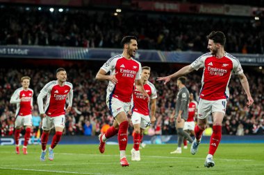 Arsenal 'den Mikel Merino, UEFA Şampiyonlar Ligi çeyrek final karşılaşmasında Declan Rice ile birlikte 8 Nisan 2025' te Londra, Emirates Stadyumu 'nda oynanan Arsenal - Real Madrid maçında attığı golü kutluyor.