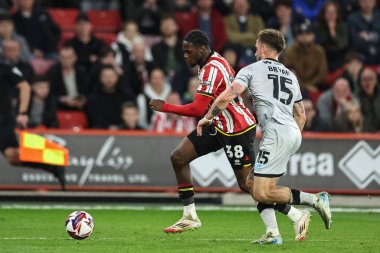 Sheffield United takımından Femi Seriki, 8 Nisan 2025 'te Bramall Lane, Sheffield, İngiltere' de Sheffield United ile oynadığı Sky Bet Şampiyonası maçında topu bırakıyor.