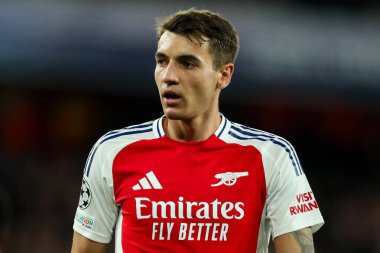 Arsenal 'den Jakub Kiwior, UEFA Şampiyonlar Ligi çeyrek final maçı sırasında Emirates Stadyumu' nda Arsenal 'e karşı Real Madrid maçına bakıyor.