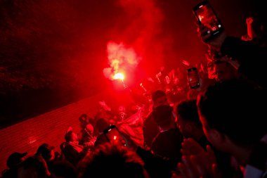 Arsenal taraftarları UEFA Şampiyonlar Ligi çeyrek final maçı öncesinde Emirates Stadyumu 'na yürüdüler. Arsenal, Real Madrid' e karşı Emirates Stadyumu 'nda, 8 Nisan 2025