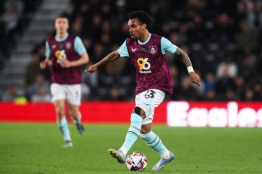 Burnley 'den Lucas Pires, 8 Nisan 2025' te İngiltere 'nin Derby şehrindeki Pride Park Stadyumu' nda oynanan Derby County-Burnley maçında maç yapıyor.
