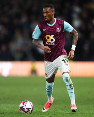Burnley 'den Jaidon Anthony, 8 Nisan 2025' te İngiltere 'deki Pride Park Stadyumu' nda oynanan Derby County - Burnley maçında maç yapıyor.